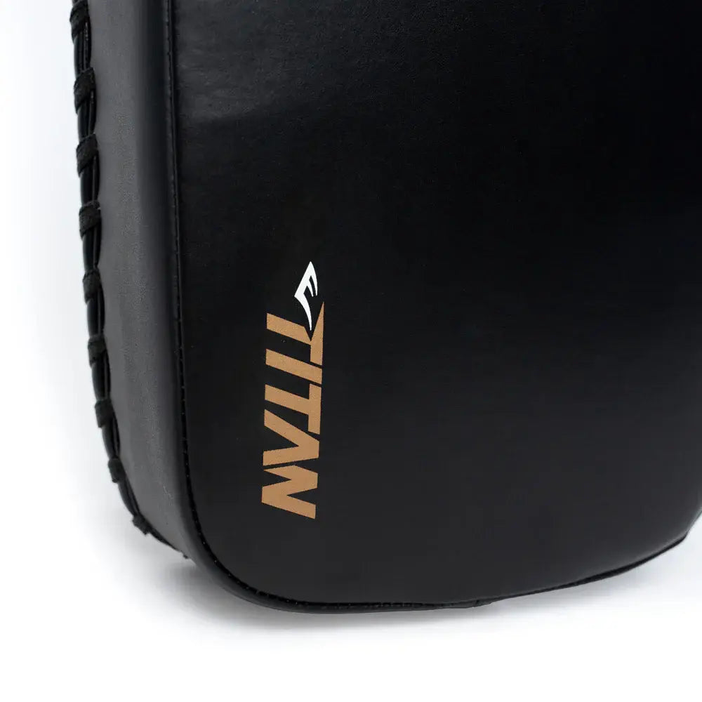 Everlast Titan Thai Pad - Logo on the front of the target