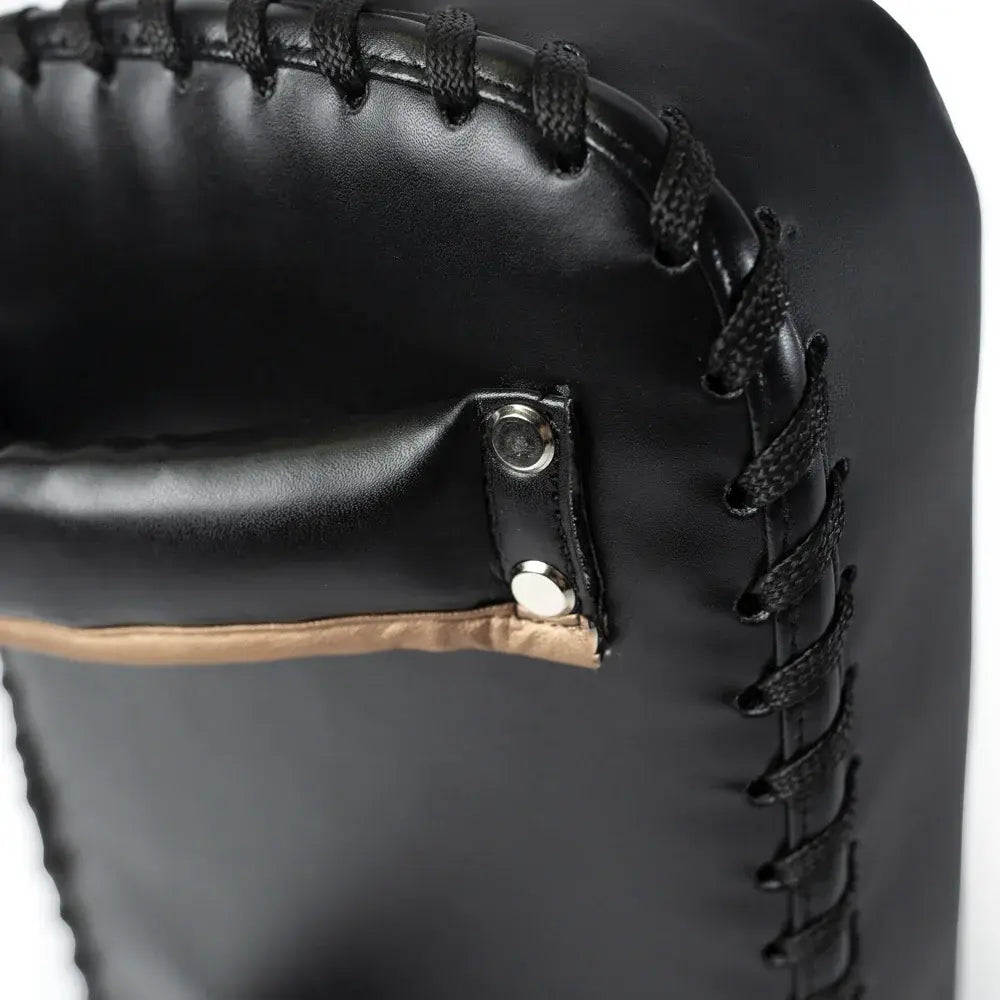 Rivet details on the handle for excellent structure