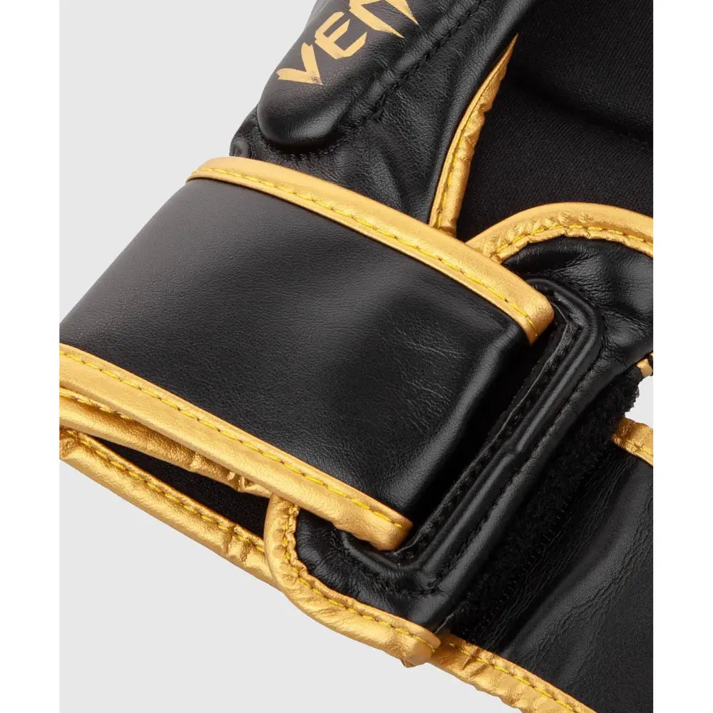Details of the extra long wrist strap and support